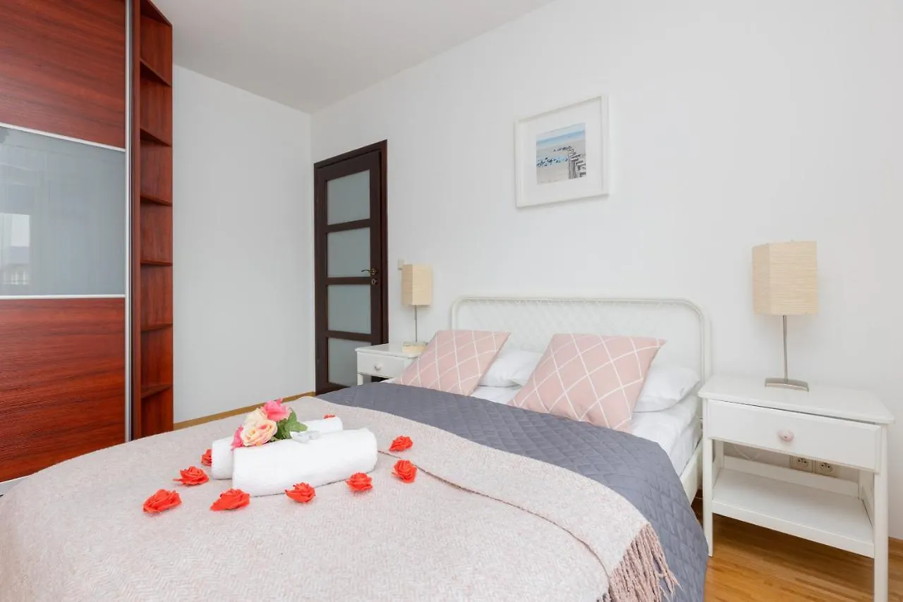 Spacious Apartment Pałac Jana III Wilanów by Renters Warszawa 0*,  Polska
