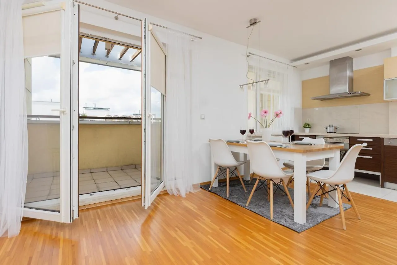 Spacious Apartment Pałac Jana III Wilanów by Renters Warszawa Polska