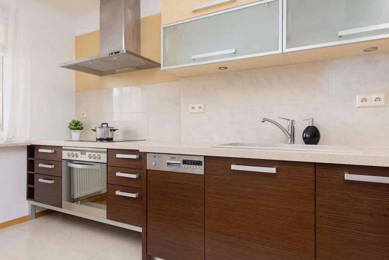 Spacious Apartment Pałac Jana III Wilanów by Renters Warszawa